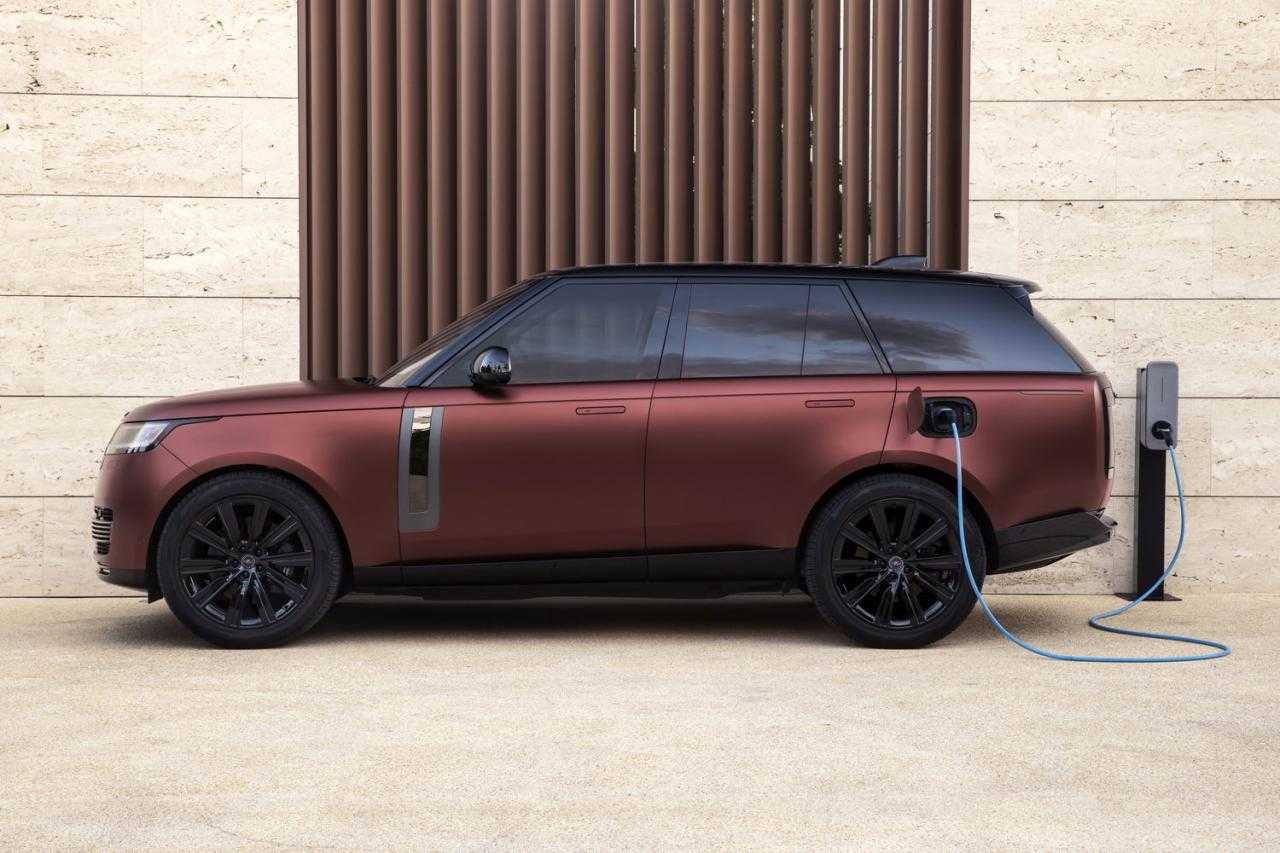 Hybrid Innovation: Unveiling the 2024 Range Rover P550e for Eco-Conscious Drivers
