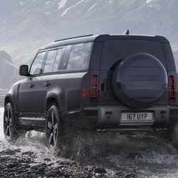 Deciding Between Icons: Land Rover Defender 2023 vs 2024 – Unveiling Upgrades and Enhancements
