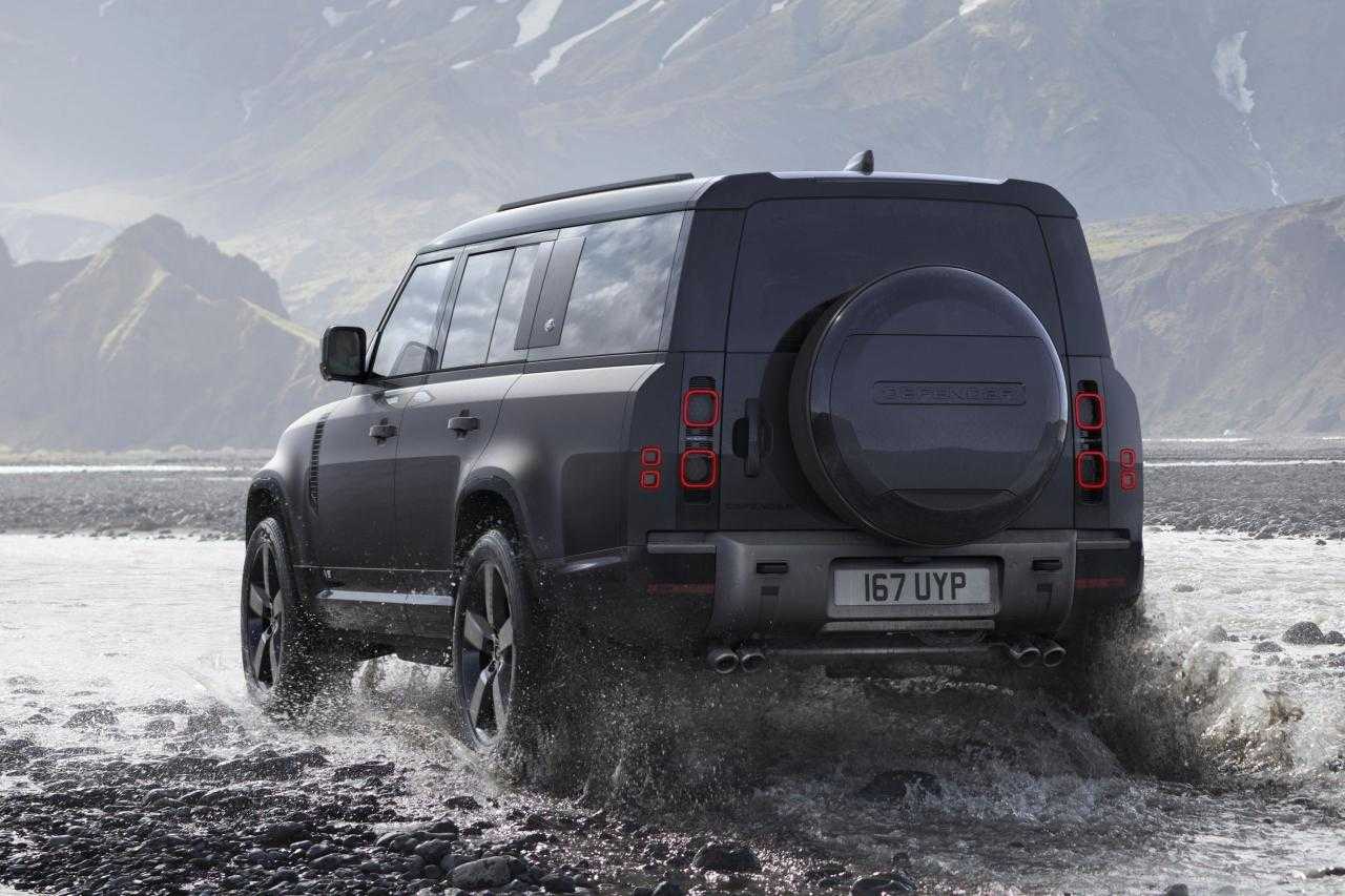 Deciding Between Icons: Land Rover Defender 2023 vs 2024 - Unveiling Upgrades and Enhancements
